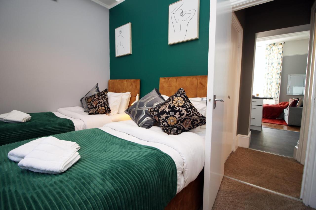 Sleek And Stylish 2 Bed In Clifton - Garden Apartment *