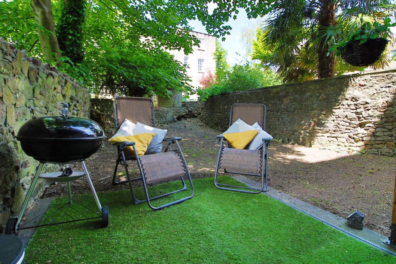 Sleek And Stylish 2 Bed In Clifton - Garden Apartment *