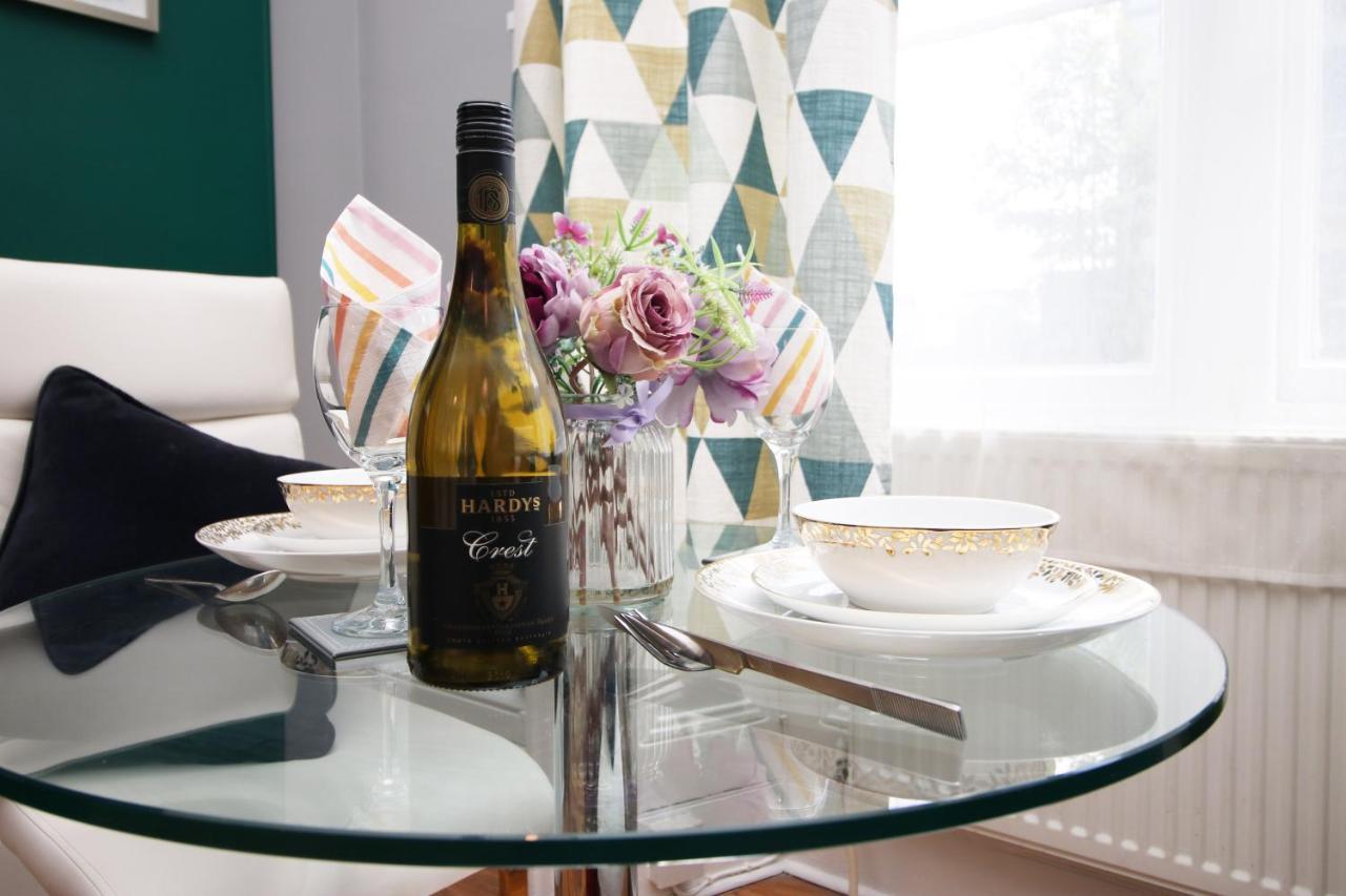 Sleek And Stylish 2 Bed In Clifton - Garden *