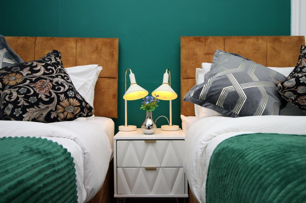 Sleek And Stylish 2 Bed In Clifton - Garden Apartment