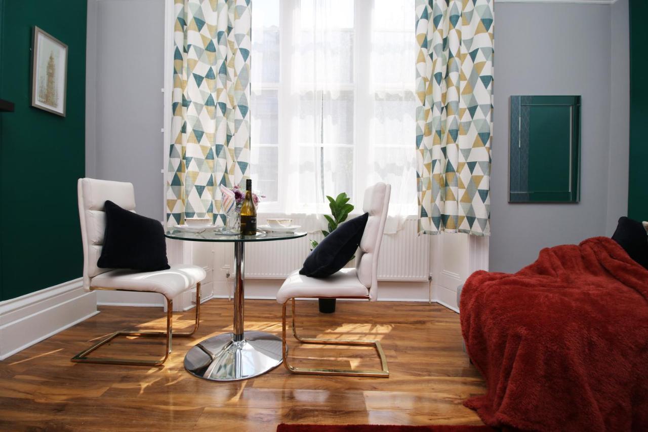 Sleek And Stylish 2 Bed In Clifton - Garden *
