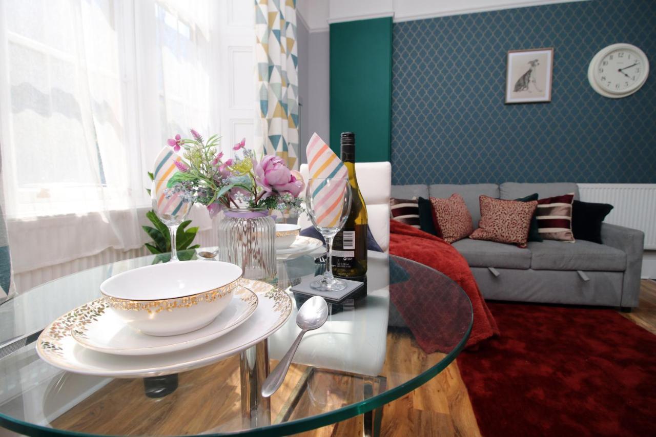 Sleek And Stylish 2 Bed In Clifton - Garden Apartment