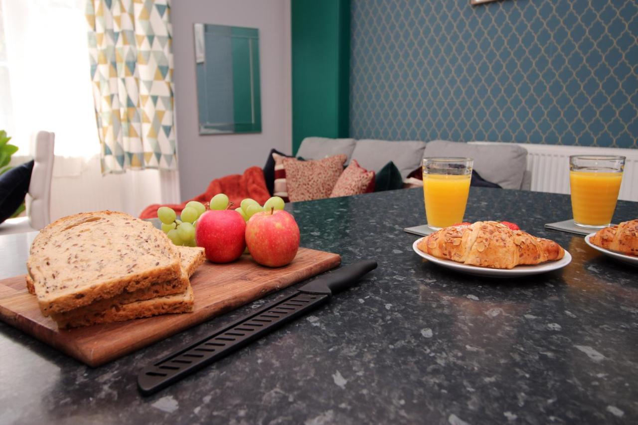 Sleek And Stylish 2 Bed In Clifton - Garden Apartment *