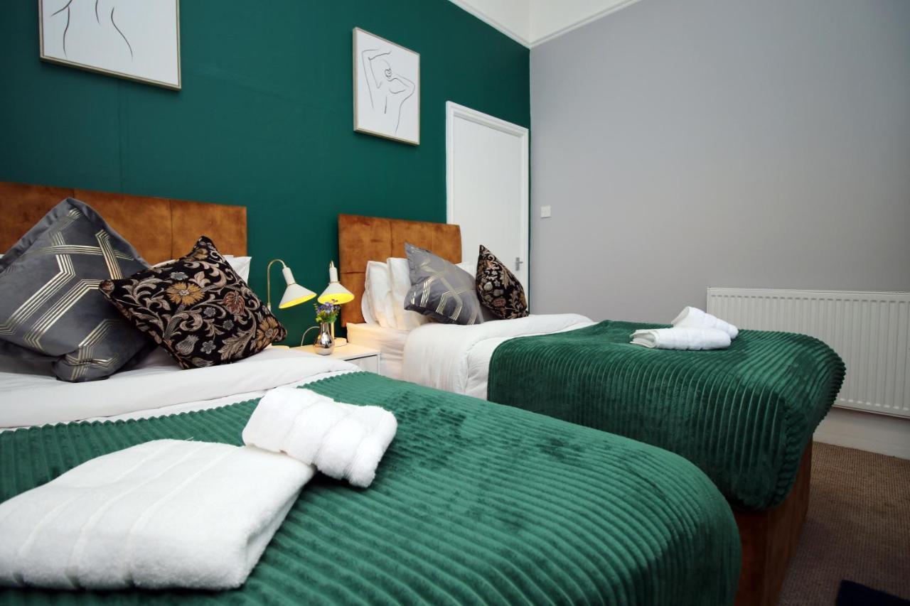 Sleek And Stylish 2 Bed In Clifton - Garden Apartment *